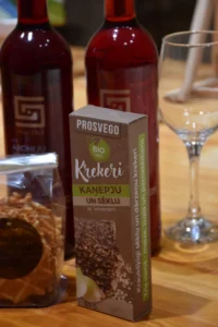 Gleznošanas Meistarklase Vecrīgā ar Latvijas vīna, un uzkodu degustāciju